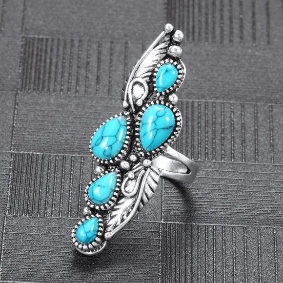 Vintage-style Silver Teardrop Cut Turquoise Ring - Picture 2 of 3